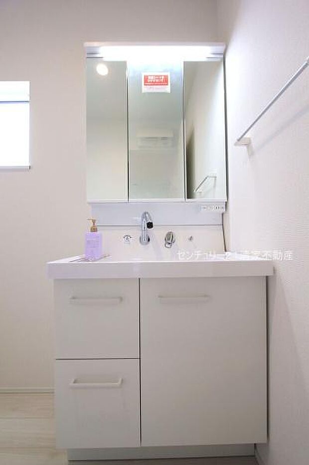 1号棟:ワイドな鏡を備えた洗面化粧台(2025年11月撮影)