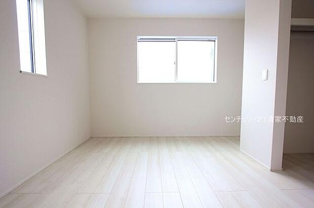 1号棟:2面採光で明るい室内!(2025年11月撮影)