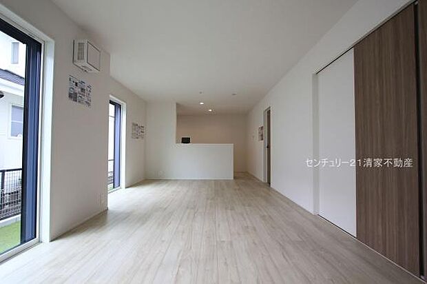 2号棟：明るい日差しが入るリビング！(2025年11月撮影)