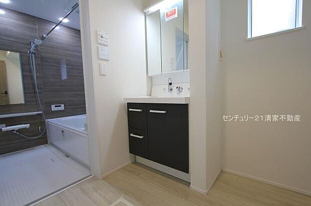 2号棟：ワイドな鏡を備えた洗面化粧台(2025年11月撮影)