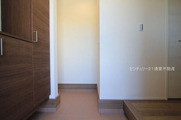 1号棟:ベビーカーもすっきり収まる土間収納付き(2025年10月撮影)