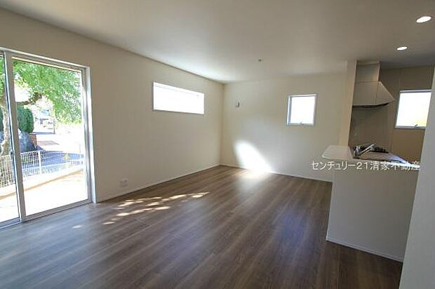 1号棟:明るい日差しが入るリビング!(2025年10月撮影)