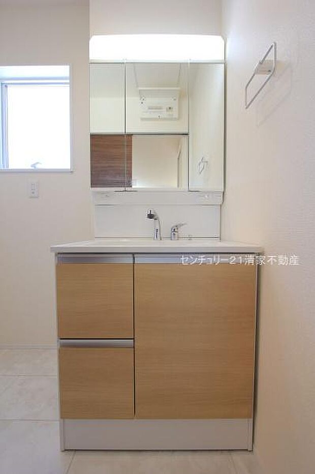 1号棟:ワイドな鏡を備えた洗面化粧台(2025年10月撮影)