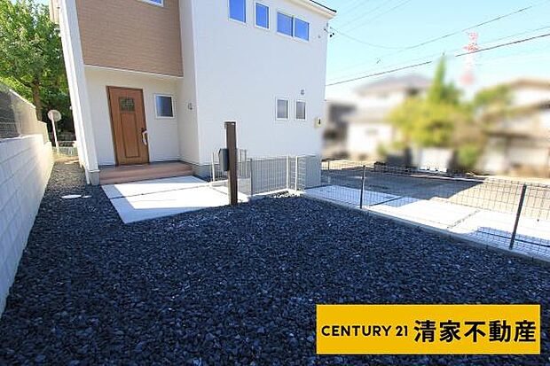 1号棟:お子様も遊べる広々お庭!(2025年10月撮影)