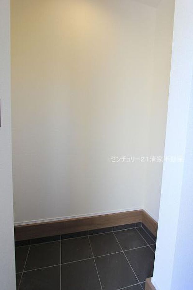 2号棟：ベビーカーも収納できる土間収納！(2025年10月撮影)