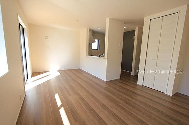 2号棟：生活感を見せずスッキリ、リビング収納付き(2025年10月撮影)