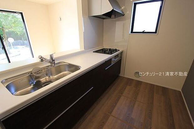 2号棟：家族との会話が弾む対面式キッチン！(2025年10月撮影)