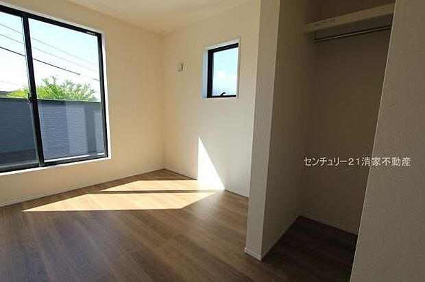 2号棟：バルコニーに面した明るい洋室！(2025年10月撮影)