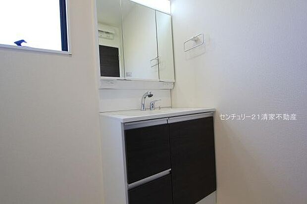 2号棟：ワイドな鏡を備えた洗面化粧台(2025年10月撮影)