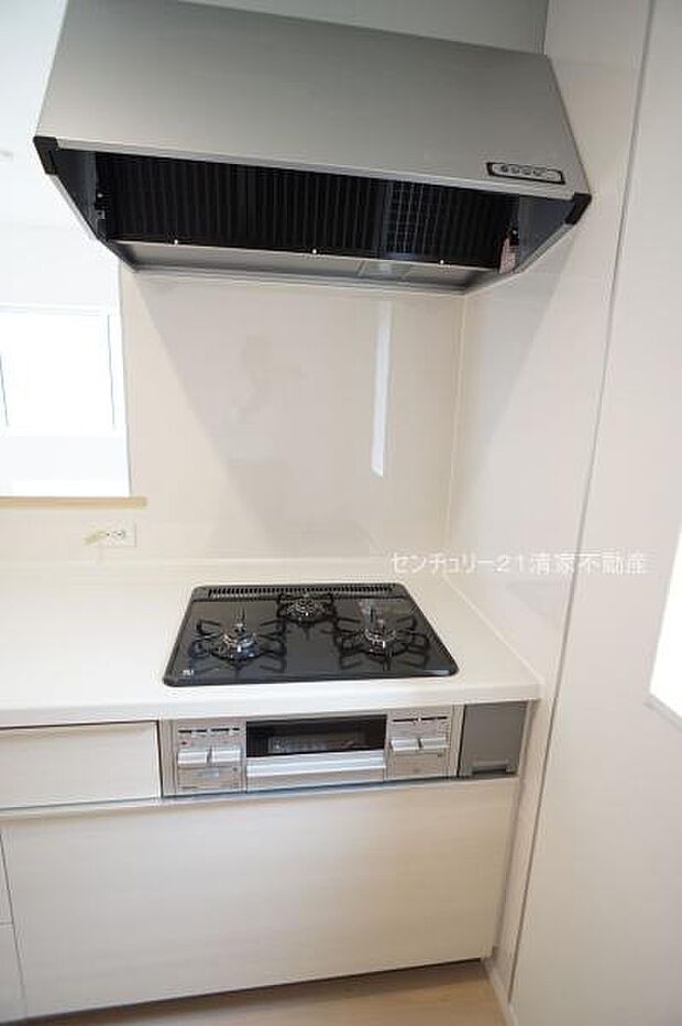 2号棟：リビングを見通せるカウンターキッチン！(2025年10月撮影)