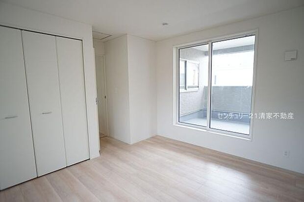 2号棟：バルコニーに面した明るい洋室！(2025年10月撮影)