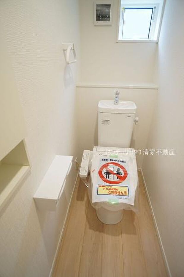 2号棟：白を基調とした、清潔感のある水廻りです。(2025年10月撮影)