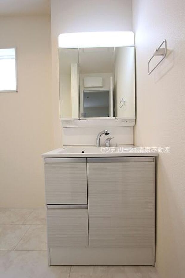 1号棟：ワイドな鏡を備えた洗面化粧台(2025年09月撮影)