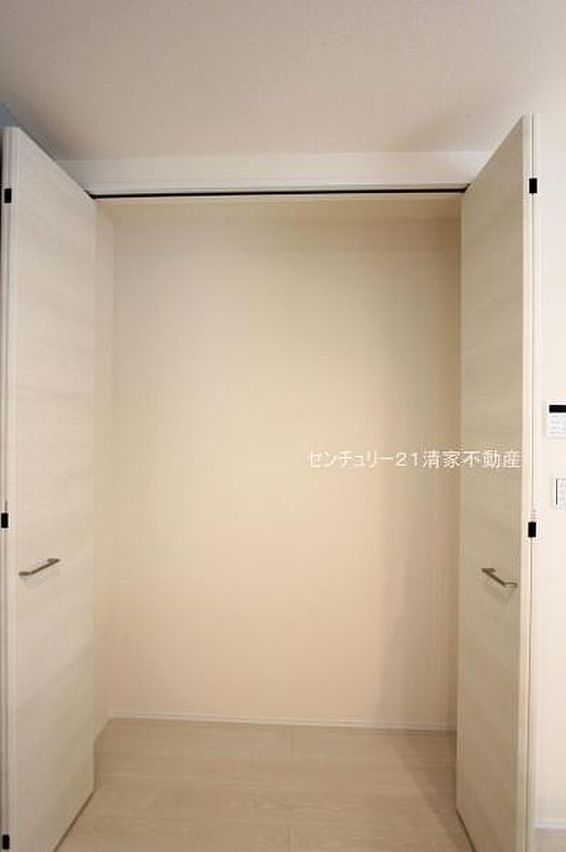 1号棟：キッチン横に食品庫としても便利な収納！(2025年09月撮影)