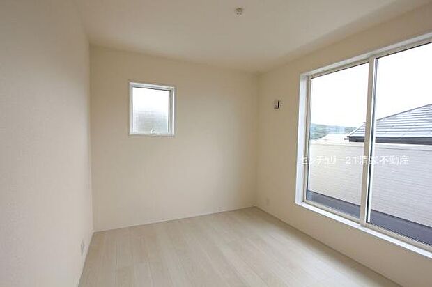 1号棟：バルコニーに面した明るい洋室！(2025年09月撮影)