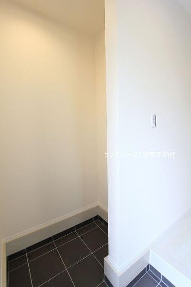 2号棟：ベビーカーも収納できる土間収納！(2025年09月撮影)