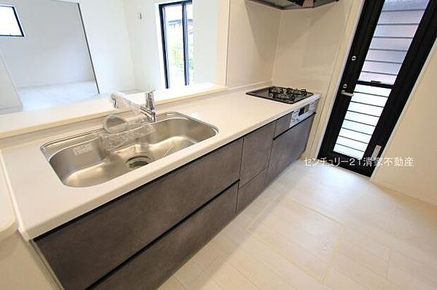 2号棟：ゴミ捨てラクラク、勝手口のあるキッチン！(2025年09月撮影)