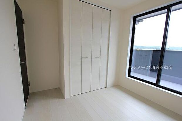 2号棟：バルコニーに面した明るい洋室！(2025年09月撮影)