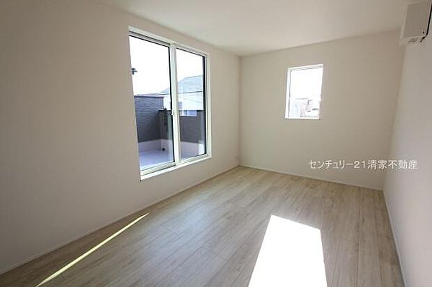 1号棟：バルコニーに面した明るい洋室！(2025年11月撮影)