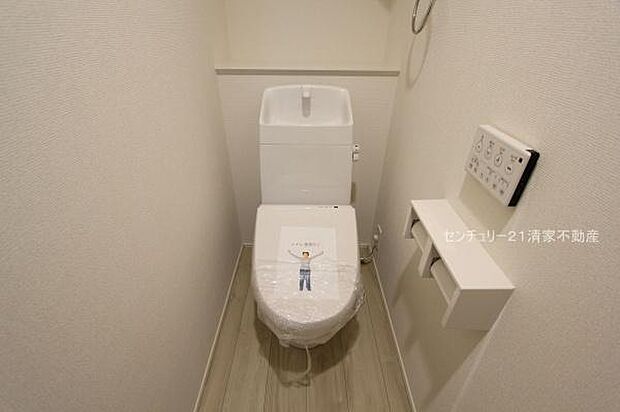 1号棟：白を基調とした、清潔感のある水廻りです。(2025年11月撮影)