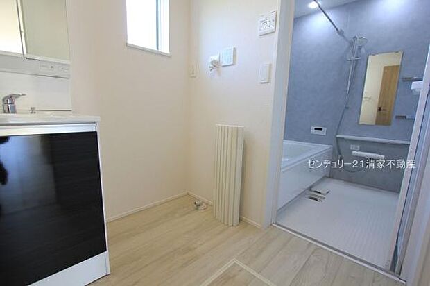 1号棟：ゆとりの洗面スペースで身支度もスムーズ！(2025年11月撮影)