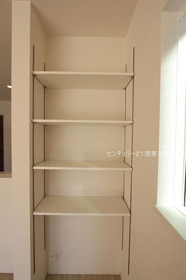 1号棟：リビングに便利な収納スペースあり！(2025年11月撮影)