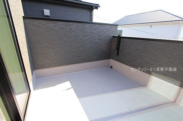 1号棟：広々バルコニーでお洗濯ラクラク(2025年11月撮影)