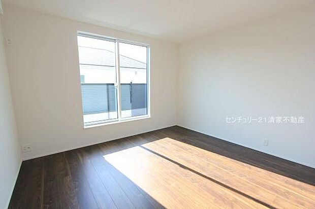 2号棟：バルコニーに面した明るい洋室！(2025年11月撮影)