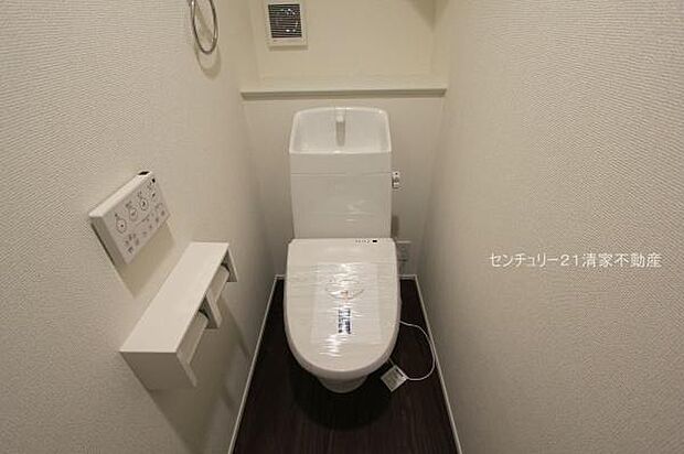 2号棟：白を基調とした、清潔感のある水廻りです。(2025年11月撮影)