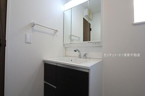 2号棟：ワイドな鏡を備えた洗面化粧台(2025年11月撮影)