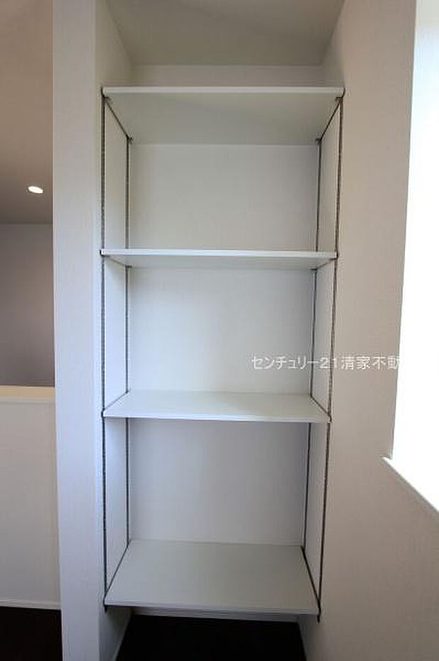 2号棟：リビングに便利な収納スペースあり！(2025年11月撮影)