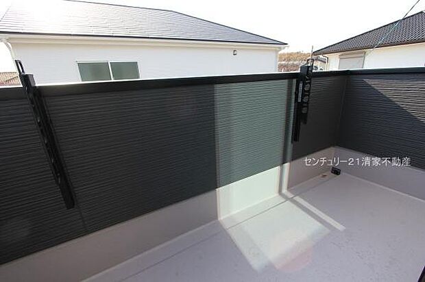 2号棟：広々バルコニーでお洗濯ラクラク(2025年11月撮影)