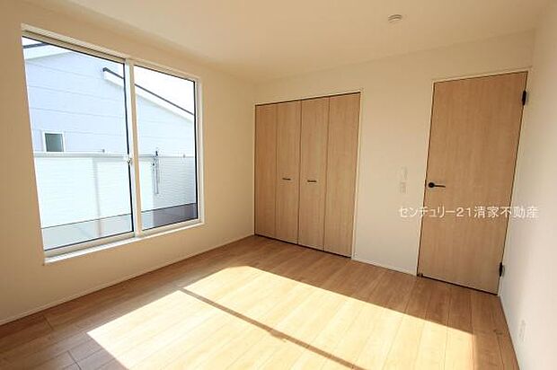 3号棟:バルコニーに面した明るい洋室!(2025年11月撮影)