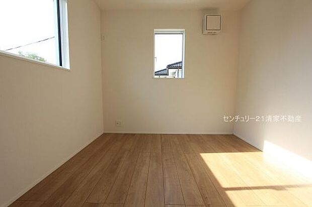 3号棟:2面採光で明るい室内!(2025年11月撮影)