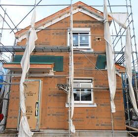 「ダイライト下地仕様」防腐・防蟻性にすぐれ、寸法安定性・透湿性にもすぐれています。また軽量ながら構造用合板(特類)と同じレベルの強度を誇るとともに、防火性も高いと言われています。