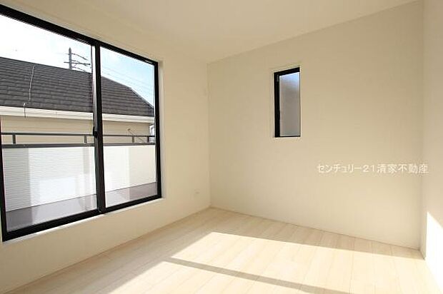 バルコニーに面した明るい洋室！(2025年12月撮影)