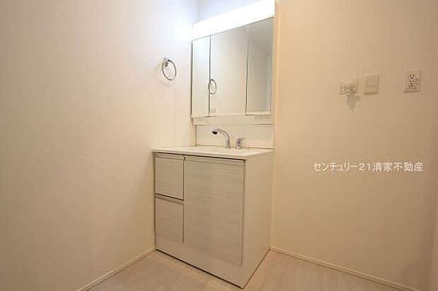 ワイドな鏡を備えた洗面化粧台(2025年12月撮影)