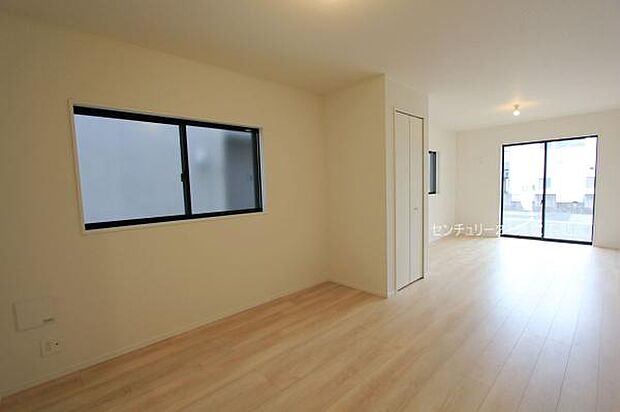 1号棟:明るい日差しが入るリビング!(2025年10月撮影)