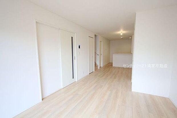 1号棟:ご家族みんながゆったり寛げるリビング(2025年10月撮影)