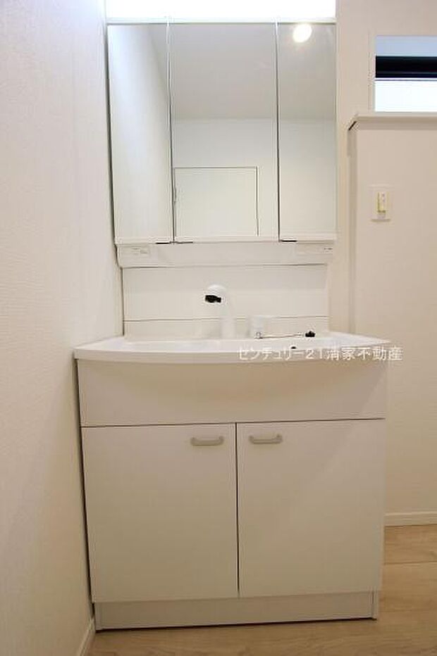 1号棟:ワイドな鏡を備えた洗面化粧台(2025年10月撮影)