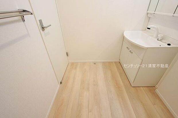 1号棟:ゆとりの洗面スペースで身支度もスムーズ!(2025年10月撮影)