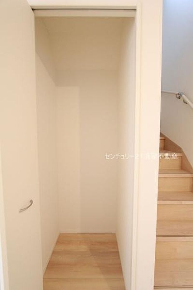 1号棟:リビングに便利な収納スペースあり!(2025年10月撮影)