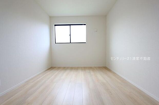 1号棟:明るく開放的な2面採光のお部屋(2025年10月撮影)