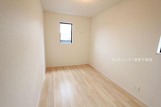 1号棟:明るい陽光が差し込む快適な住まい(2025年10月撮影)