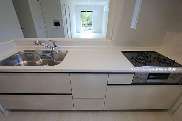 1号棟：リビングを見通せるカウンターキッチン！(2025年12月撮影)