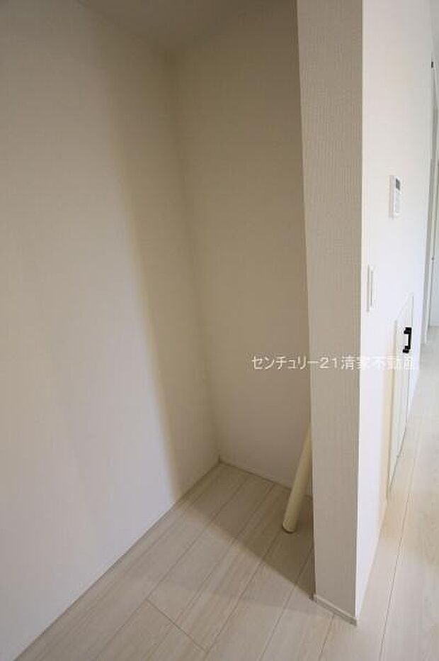 1号棟：キッチンまわりを整理整頓できるパントリー(2025年12月撮影)