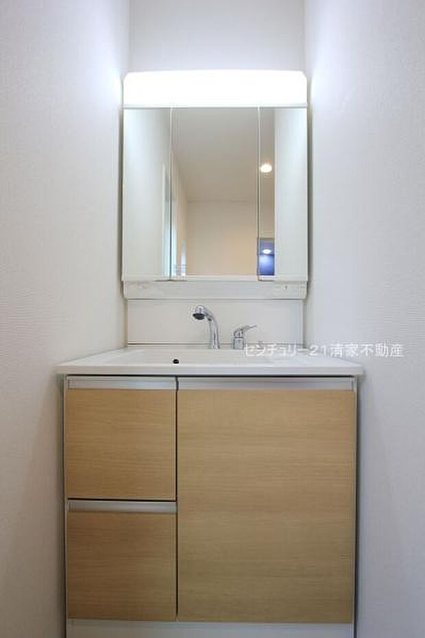 2号棟：ワイドな鏡を備えた洗面化粧台(2025年12月撮影)