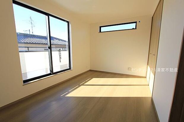 Ａ号棟：バルコニーに面した明るい洋室！(2025年12月撮影)