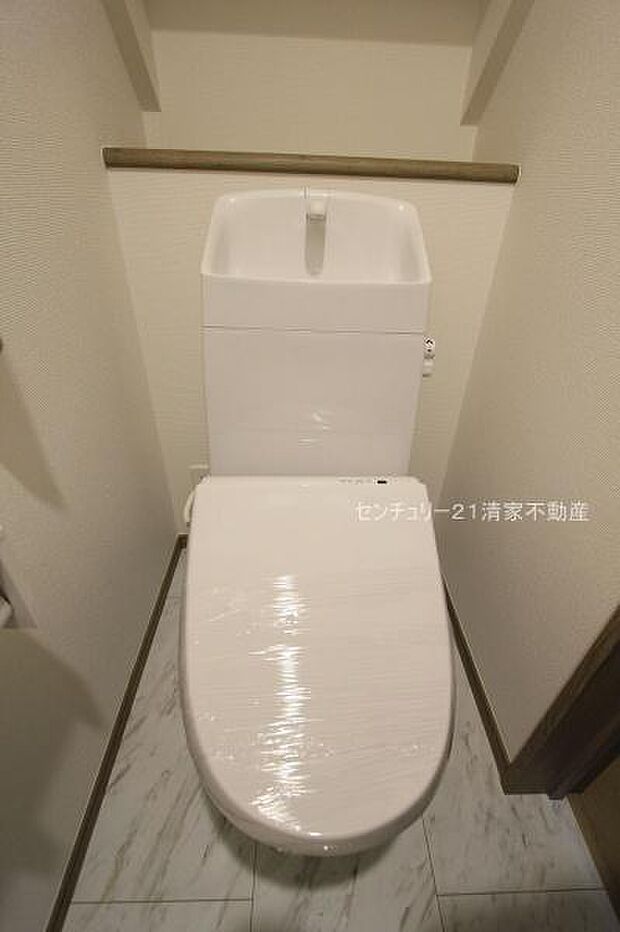 Ａ号棟：白を基調とした、清潔感のある水廻りです。(2025年12月撮影)