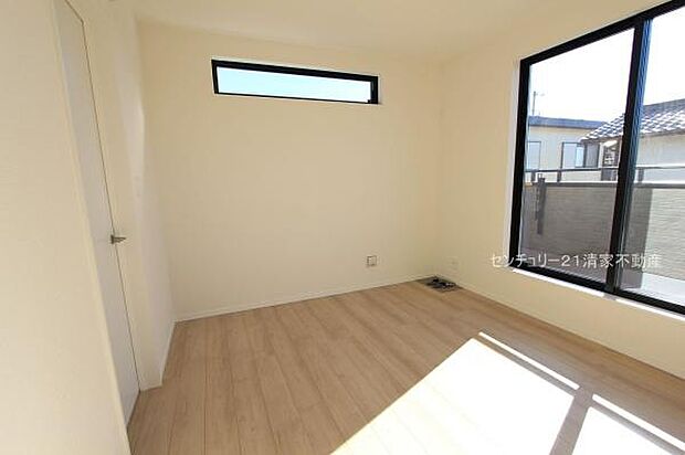 Ｂ号棟：バルコニーに面した明るい洋室！(2025年12月撮影)